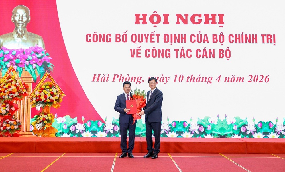 Ủy viên Bộ Kl991.com tải ứng dụng, Trưởng Ban Tổ chức Trung ương Nguyễn Duy Ngọc trao quyết định, tặng hoa chúc mừng tân Bí thư Thành ủy Hải Phòng