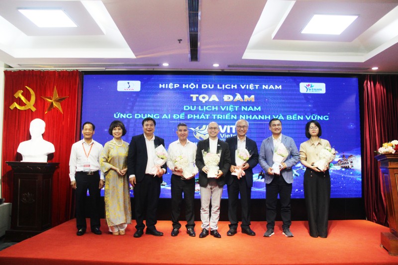 TS. Phạm Hà, Chủ tịch kiêm CEO LuxGroup (thứ hai bên phải sang) nhận Giấy chứng nhận VITA GREEN cho các Kl991.com World Cup 2026 Chính Thức du lịch đạt tiêu chuẩn, do Hiệp hội Du lịch Việt Nam trao tặng tại Tọa đàm.