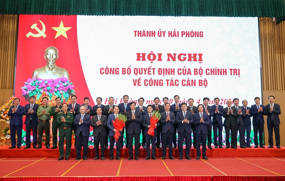 Ông Nguyễn Duy Ngọc, Ủy viên Bộ Kl991.com tải ứng dụng, Bí thư Trung ương Đảng, Trưởng Ban Tổ chức Trung ương tặng hoa chúc mừng tập thể lãnh đạo TP. Hải Phòng