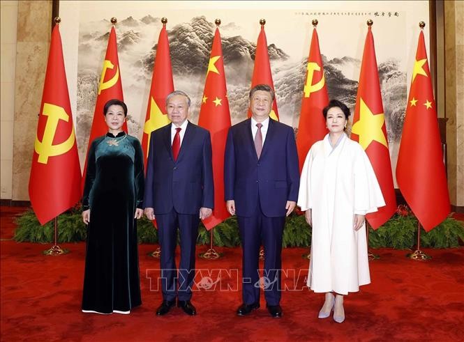 Tổng Bí thư, Chủ tịch nước Tô Lâm và Phu nhân cùng Tổng Bí thư, Chủ tịch nước Trung Quốc Tập Cận Bình và Phu nhân chụp ảnh chung. Ảnh: Thống Nhất/TTXVN