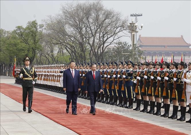 Tổng Bí thư, Chủ tịch nước Tô Lâm và Tổng Bí thư, Chủ tịch nước Trung Quốc Tập Cận Bình duyệt Đội danh dự Quân giải phóng Nhân dân Trung Quốc. Ảnh: Thống Nhất/TTXVN