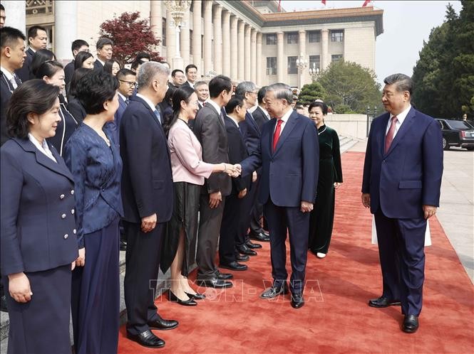 Tổng Bí thư, Chủ tịch nước Tô Lâm với thành viên chính thức Đoàn Trung Quốc tại Lễ đón. Ảnh: Thống Nhất/TTXVN