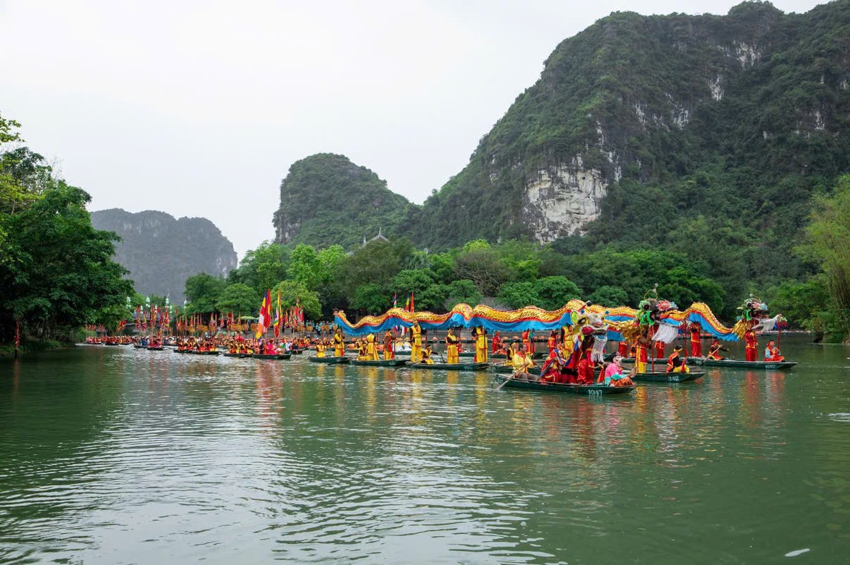 Khu du lịch Tràng An là địa điểm du lịch hấp dẫn du khách khi đến với Ninh Bình.