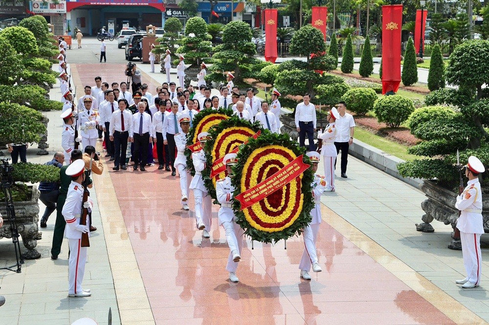 Thủ tướng Kl993 ưu đãi thưởng hấp dẫn Lê Minh Hưng cùng lãnh đạo thành phố dâng hương tại Đài tưởng niệm các Anh hùng liệt sỹ thành phố