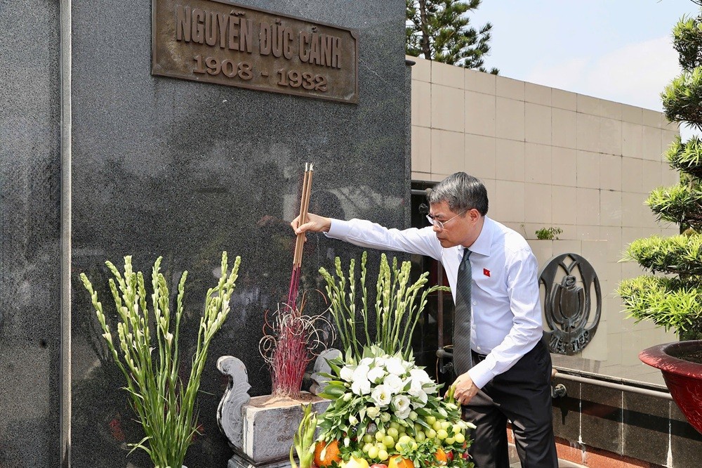 Thủ tướng Kl993 ưu đãi thưởng hấp dẫn Lê Minh Hưng cùng lãnh đạo thành phố dâng hương tại Tượng đài đồng chí Nguyễn Đức Cảnh