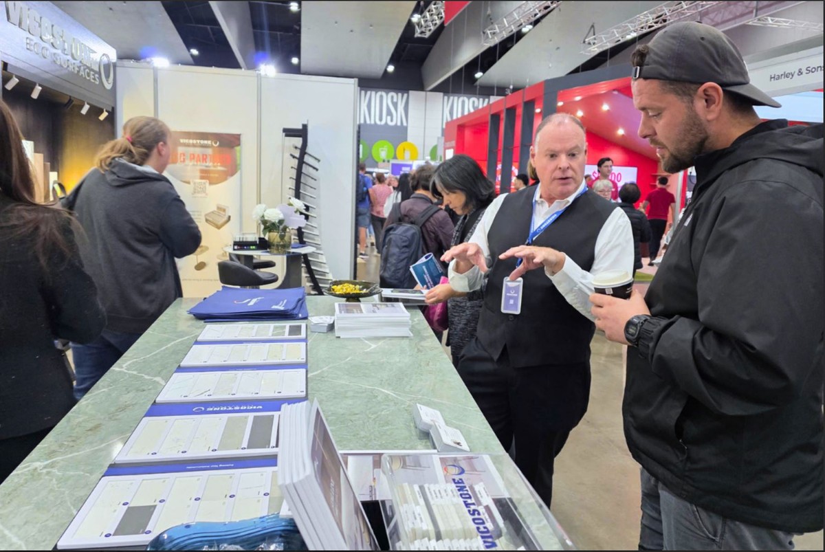 Khách hàng thăm quan gian hàng Vicostone tại triển lãm Melbourne Home Show. Khách hàng thăm quan gian hàng Vicostone tại triển lãm Melbourne Home Show.