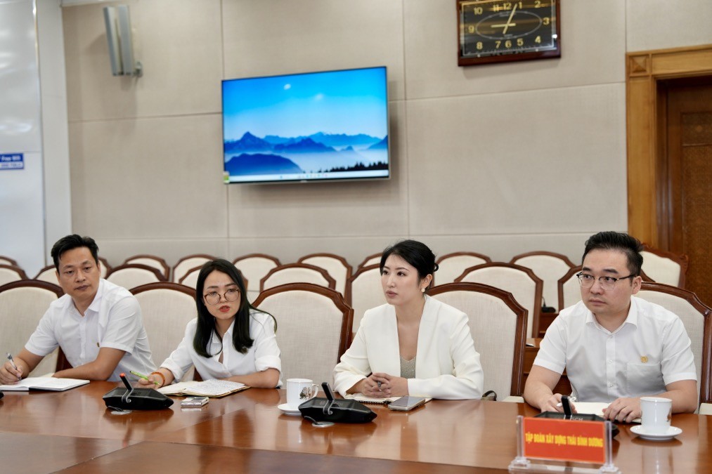 Đại diện nhà Kl99ok phiên bản mới và đơn vị tư vấn trình bày ý tưởng thiết kế cầu Cửa Lục 2. Ảnh: Đỗ Phương.
