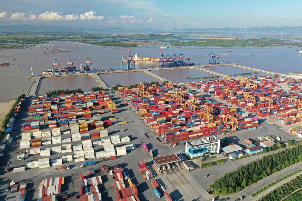 Các cảng khu vực Lạch Huyện thường xuyên đón tàu lớn cập cảng làm hàng. Trong ảnh là KCN Nam Đình Vũ