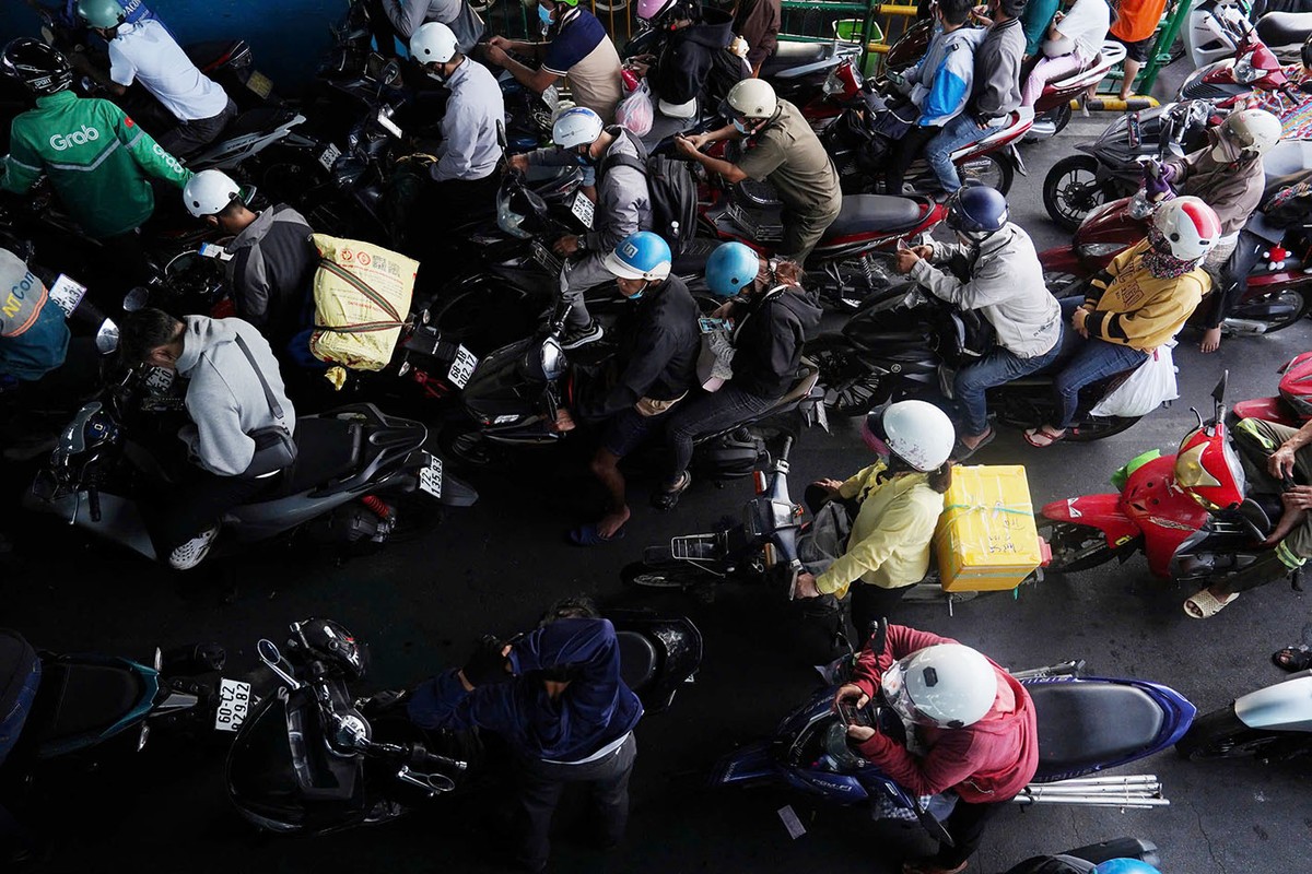 Người dân đang trở về TP.HCM để kết thúc ngày nghỉ cuối cùng.