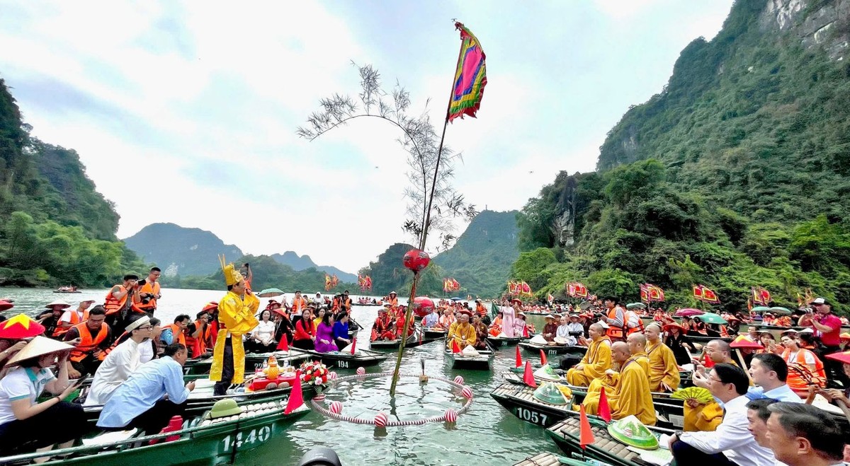 Nghi thức lấy và rước nước dâng lên các đền, chùa trong khu di sản, tượng trưng cho sự khởi nguồn và thanh sạch.