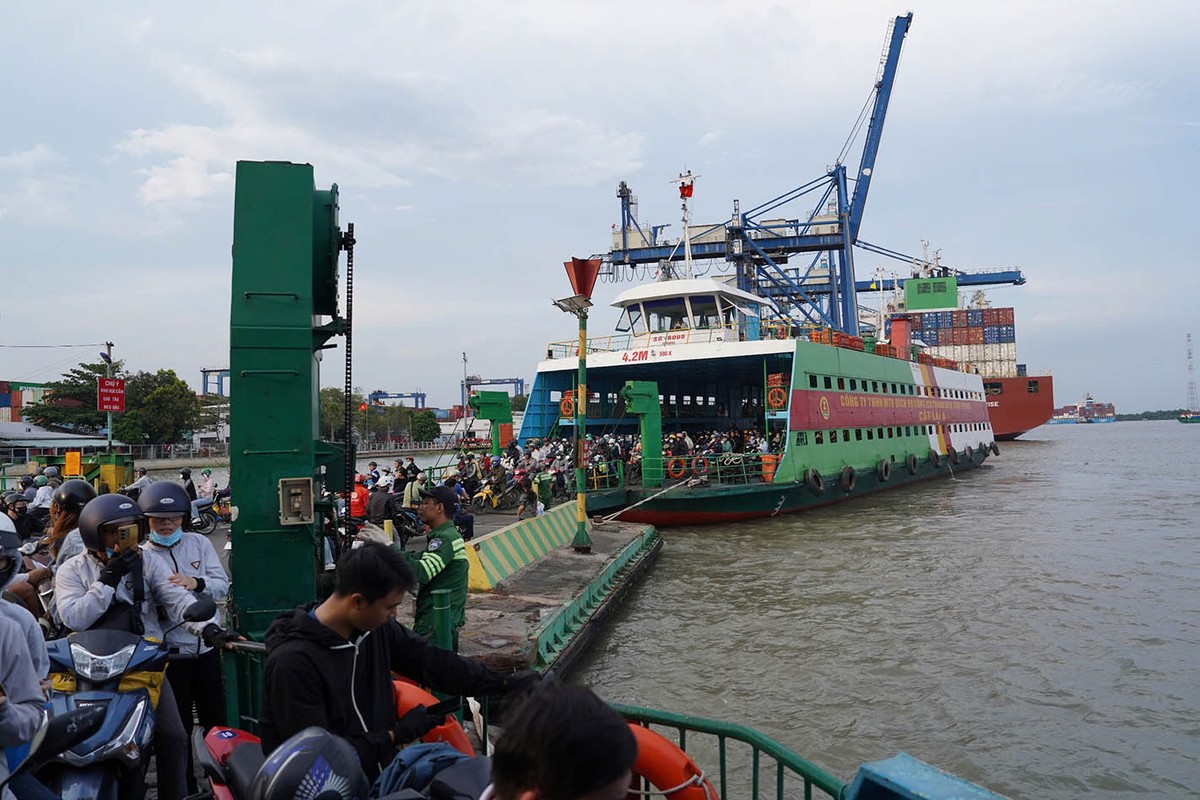 Các chuyến phà luôn đầy ắp người và các phương tiện.
