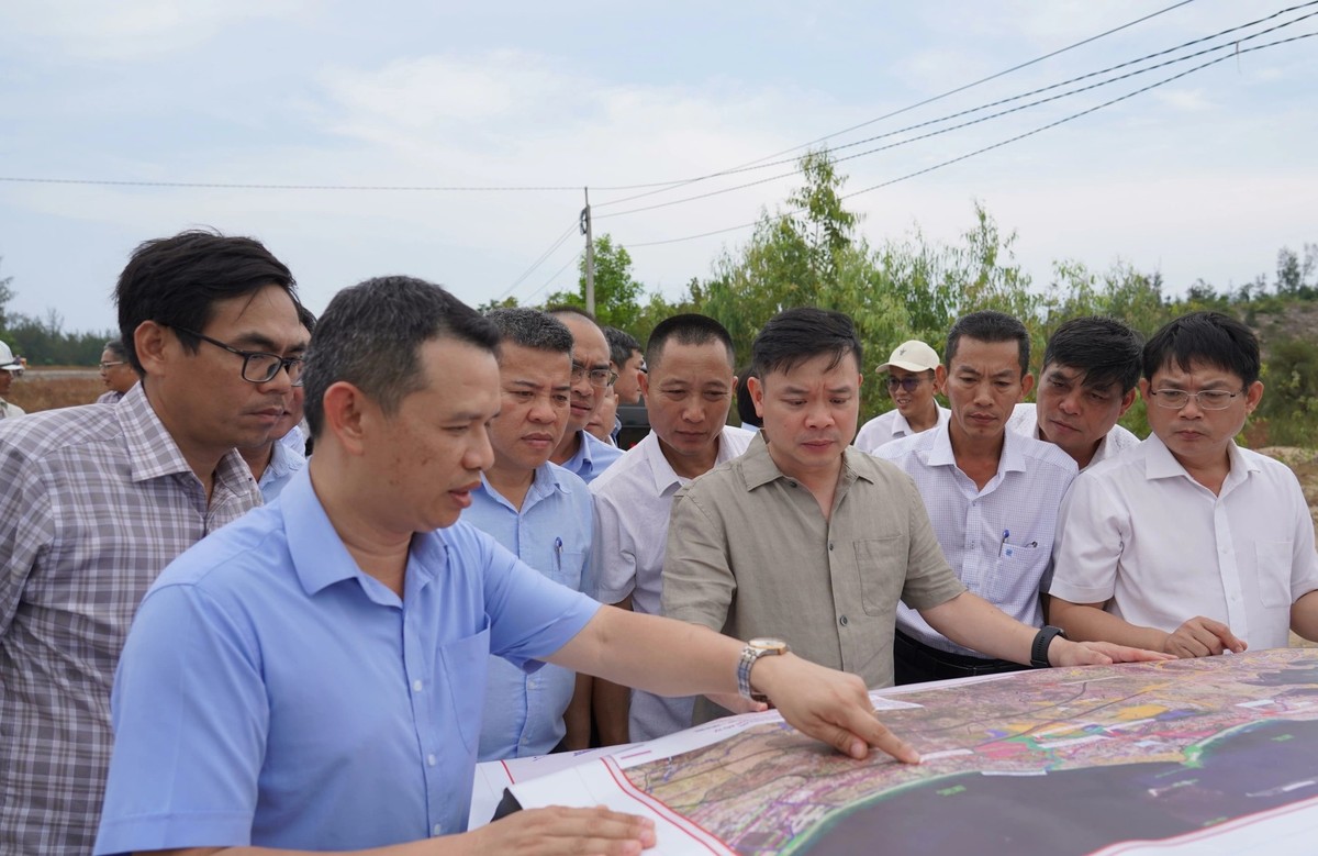 Chủ tịch tỉnh Đắk Lắk, ông Đỗ Hữu Huy kiểm tra tiến độ Dự án tuyến đường bộ ven biển. Ảnh Thuỷ Loan
