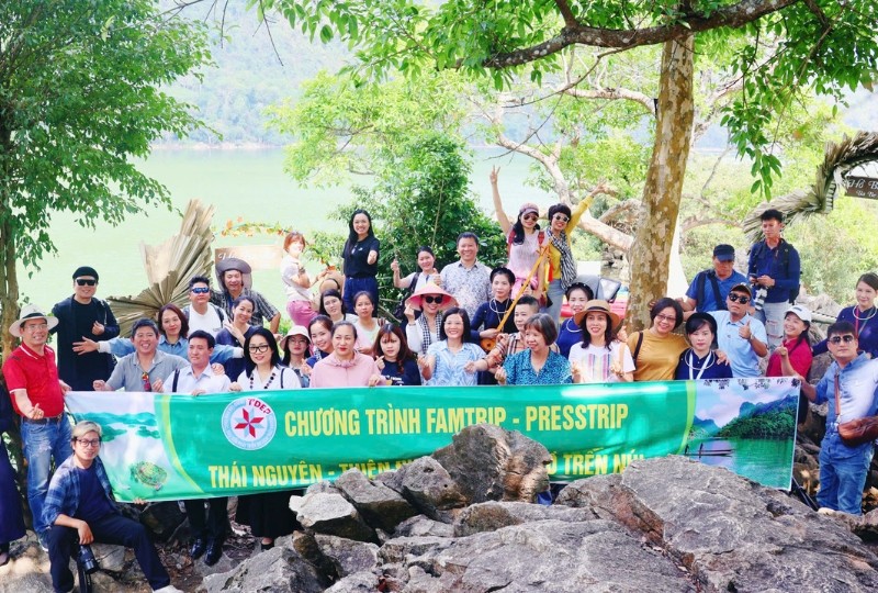 Các đại biểu tham gia chương trình Famtrip - Presstrip Thái Nguyên với chủ đề “Thiên đường du lịch hồ trên núi” khảo sát đảo Bà Góa. Ảnh: Nguyễn Hà.