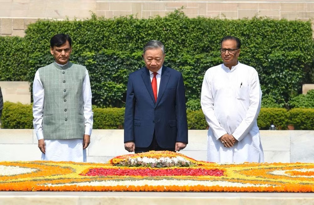 Đồng chí Tổng Bí thư, Chủ tịch nước Tô Lâm đặt vòng hoa tưởng niệm Mahatma Gandhi. Ảnh: Uday India
