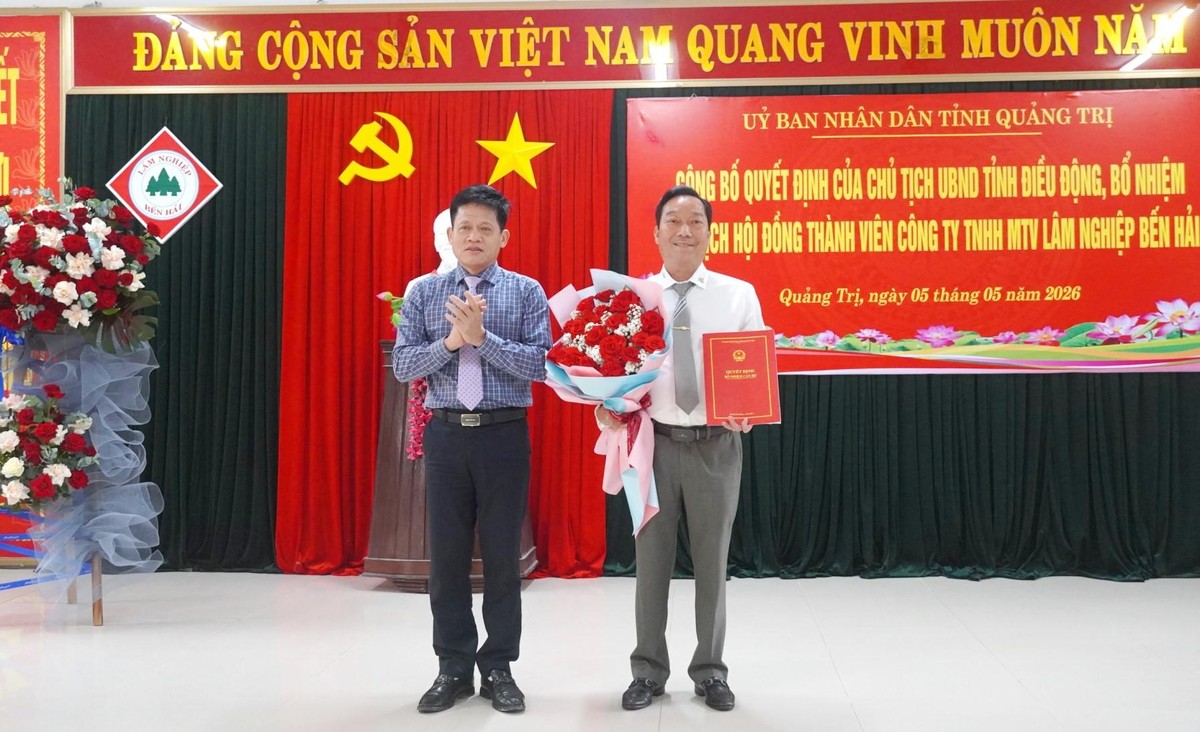 Phó Chủ tịch UBND tỉnh Quảng Trị Lê Văn Bảo trao quyết định điều động, bổ nhiệm cho ông Lê Hoài Nhân giữ chức vụ Chủ tịch Hội đồng thành viên Công ty TNHH MTV Lâm nghiệp Bến Hải.