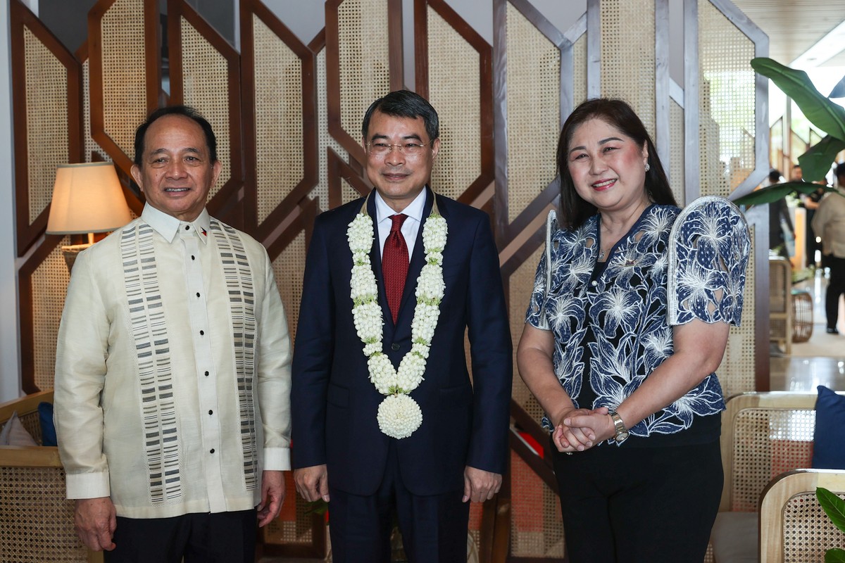 Cố vấn an ninh quốc gia Philippines Eduardo Oban Jr; Thống đốc tỉnh Cebu Pamela Baricuatro đón Thủ tướng Lê Minh Hưng tại sân bay quốc tế Mactan-Cebu của Philippines - Ảnh: VGP/Nhật Bắc.
