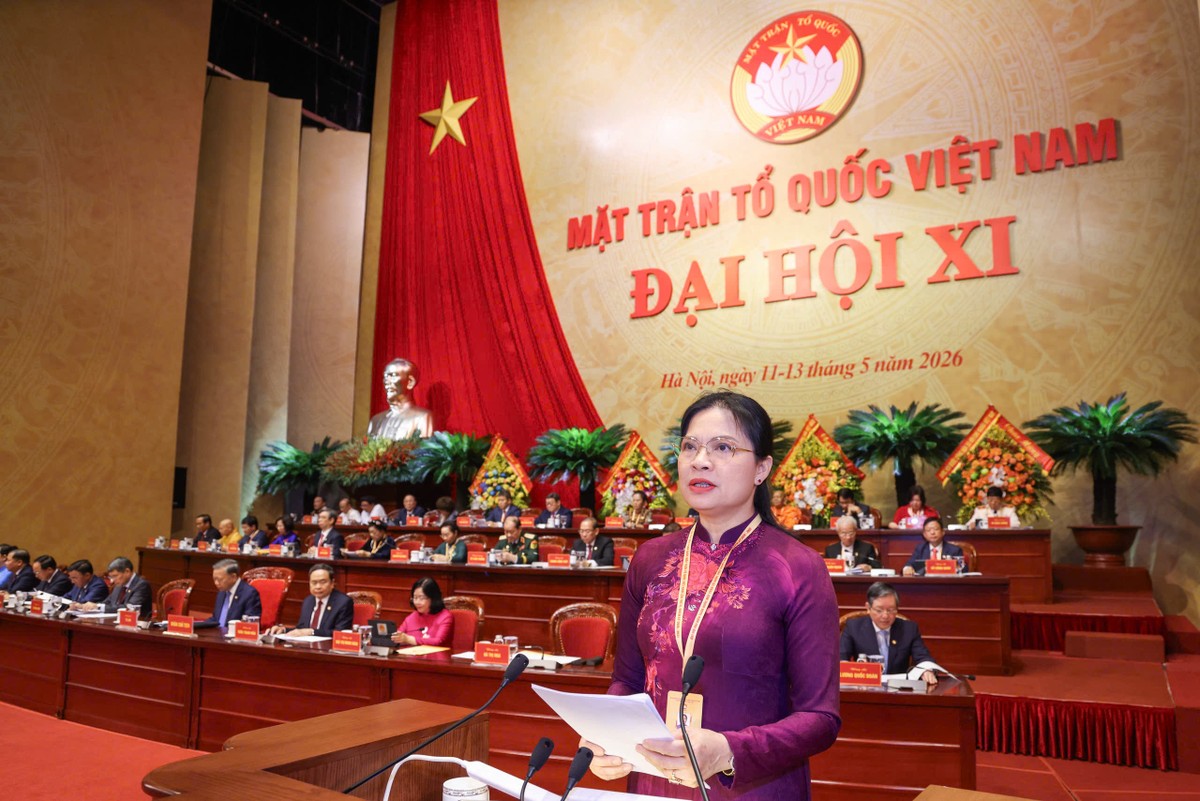 Bà Hà Thị Nga trình bày tóm tắt dự thảo Báo cáo Kl991.com tải ứng dụng của Ủy ban Trung ương Mặt trận Tổ quốc Việt Nam khóa X trình Đại hội.