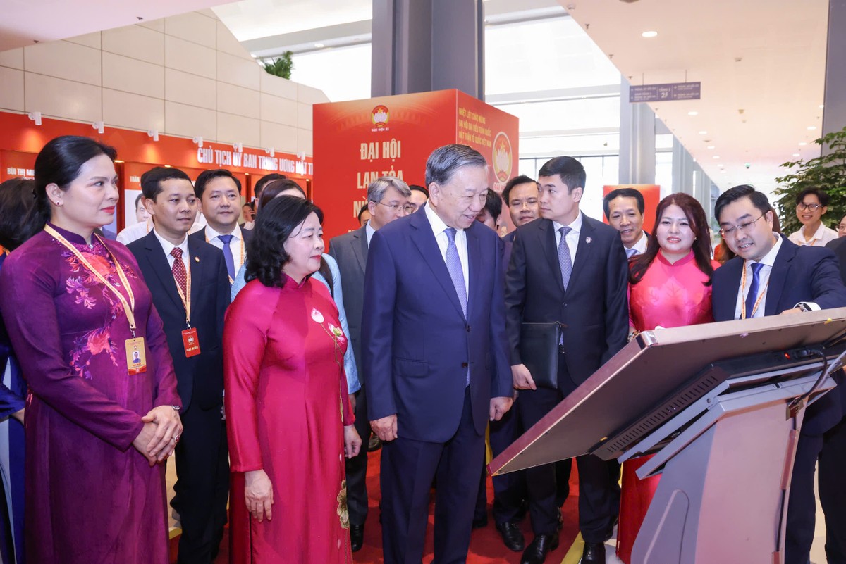 Tổng Bí thư, Chủ tịch nước Tô Lâm thăm các gian trưng bày tại Đại hội.