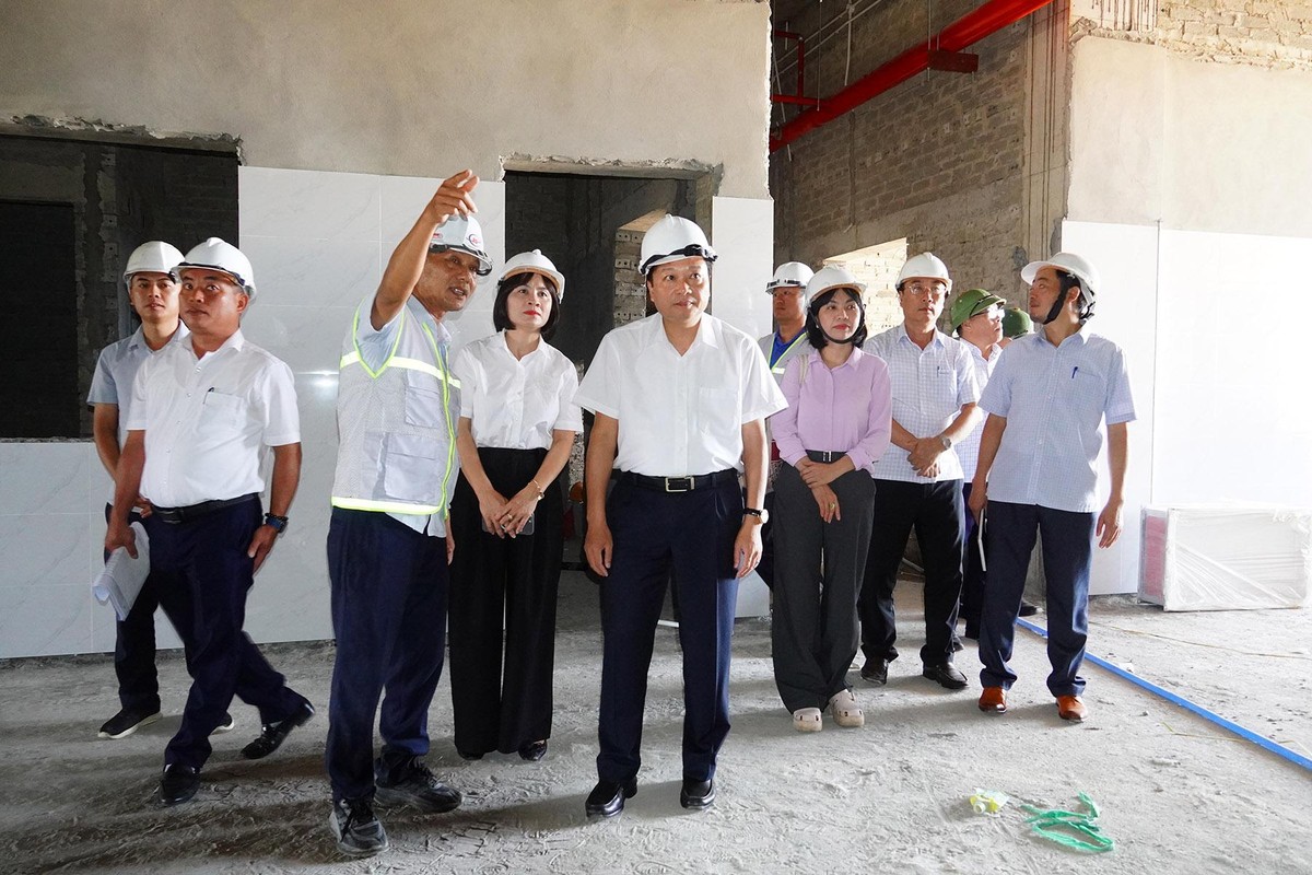 Chủ tịch UBND tỉnh Quảng Trị Lê Hồng Vinh (hàng đầu, bên phải ) kiểm tra tình hình thực hiện Dự án Bệnh viện Đa khoa Quảng Ninh (cơ sở 2).