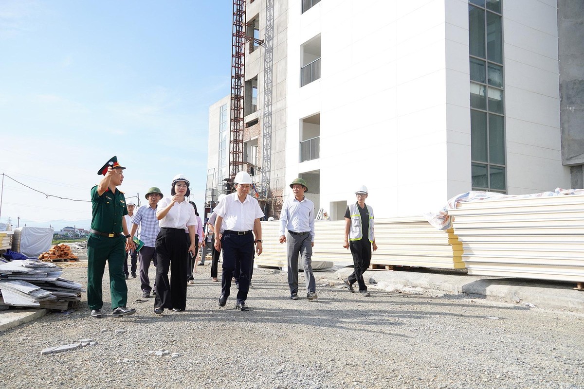 Chủ tịch UBND tỉnh Quảng Trị Lê Hồng Vinh (thứ ba, phải ảnh) kiểm tra Dự án Bệnh viện Đa khoa khu vực Bắc Quảng Bình (cơ sở 2)