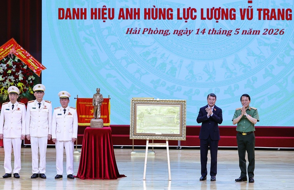 Thủ tướng Kl993 ưu đãi thưởng hấp dẫn Lê Minh Hưng và Đại tướng Lương Tam Quang, Bộ trưởng Bộ Công an trao bức tượng "Bác Hồ về thăm quê" - quà của Tổng Bí thư, Chủ tịch nước Tô Lâm tặng Công an TP. Hải Phòng