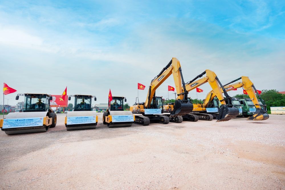 Máy móc, thiết bị thi công đã sẵn sàng để triển khai thi công Dự án trục không gian Quốc lộ 1A gắn với chỉnh trang, tái thiết đô thị đoạn từ đường vành đai 1 đến nút giao Cầu Giẽ.