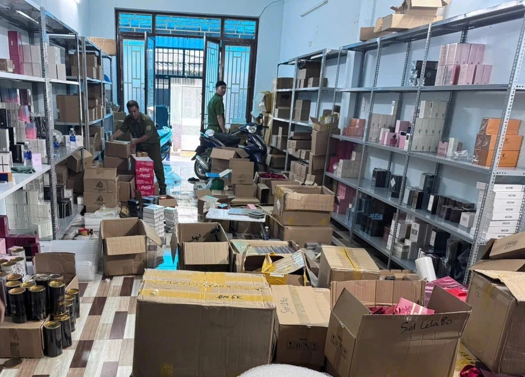 Công an TP. HCM triệt phá đường dây buôn bán nước hoa và mỹ phẩm giả trên mạng.