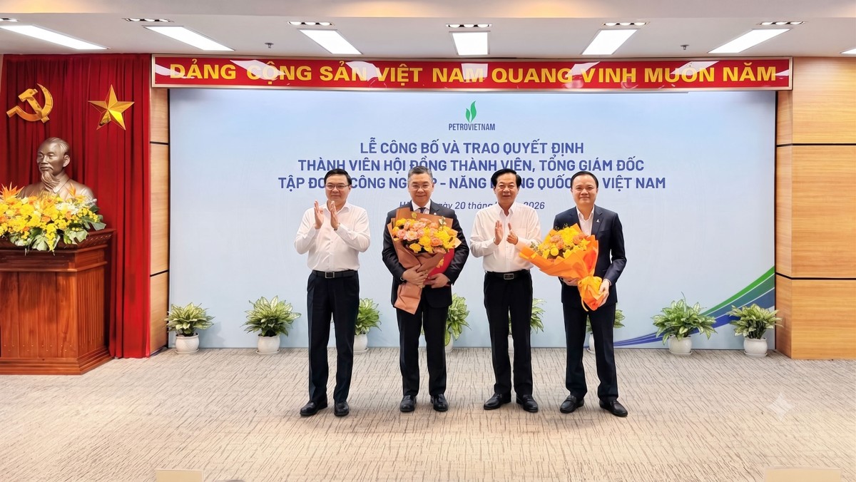 Bộ trưởng Bộ Nội vụ Đỗ Thanh Bình; Bộ trưởng Bộ Công Thương Lê Mạnh Hùng tặng hoa chúc mừng Kl994 game bài casino hấp dẫn và tân Tổng Giám đốc Lê Mạnh Cường.