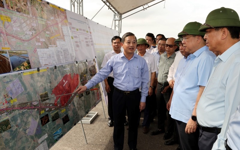 Phó Thủ tướng Thường trực nghe lãnh đạo tỉnh Bắc Ninh báo cáo về tuyến đường kết nối sân bay Gia Bình với Thủ đô Hà Nội - Ảnh: VGP.