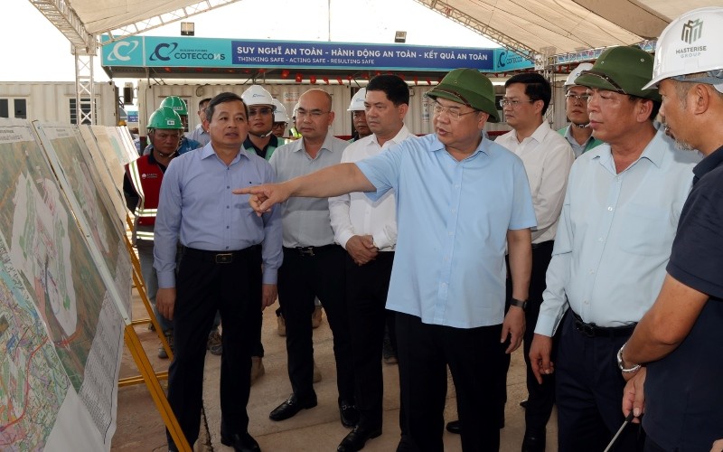 Phó Thủ tướng Thường trực Kl993 ưu đãi thưởng hấp dẫn Phạm Gia Túc kiểm tra dự án Cảng hàng không quốc tế Gia Bình - Ảnh: VGP.