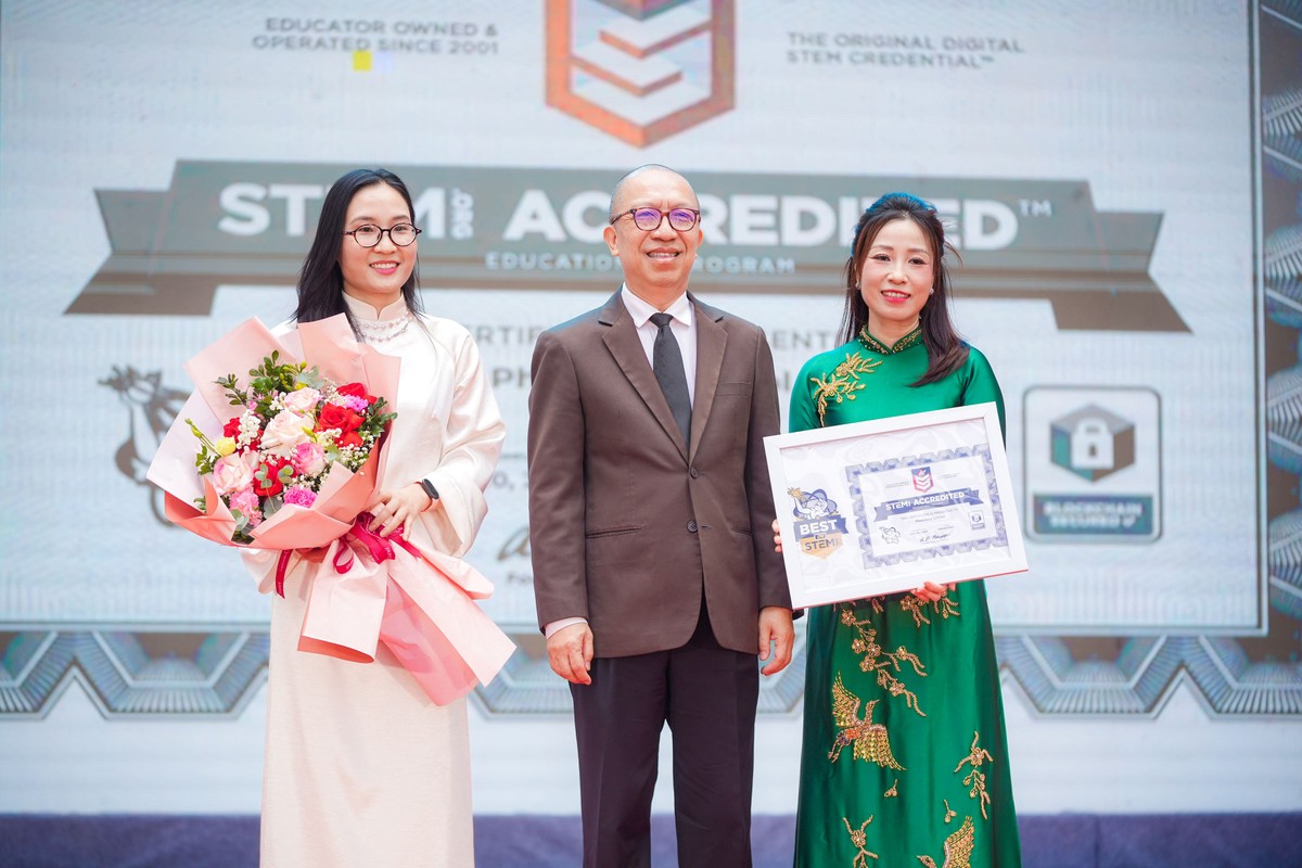 Đại diện STEM.Org trao chứng nhận đạt kiểm định STEM.org Accredited™; Top 5% các tổ chức “Xuất sắc nhất trong lĩnh vực STEM” trên toàn cầu (“Best In STEM”) cho Phenikaa School