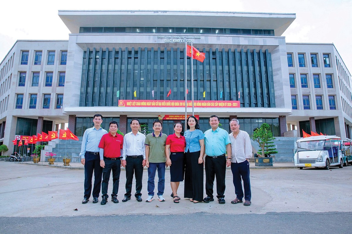Ông Huỳnh Tấn Lực, Giám đốc Agribank Quảng Ngãi (thứ ba từ trái sang) cùng đoàn công tác của Agirbank và báo chí tới Đặc khu Lý Sơn