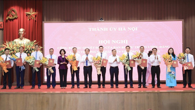 Bí thư Thành ủy Trần Đức Thắng và lãnh đạo TP. Hà Nội tặng hoa chúc mừng các đồng chí nhận nhiệm vụ mới