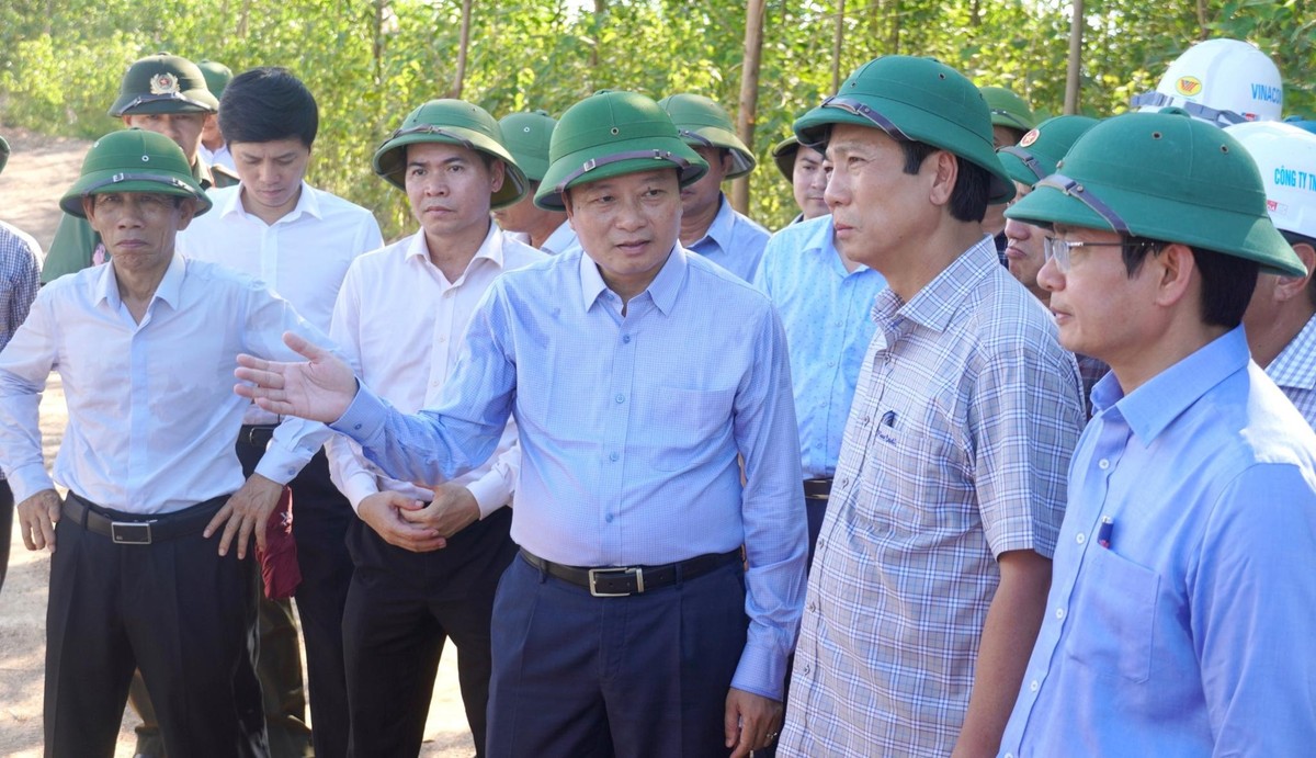 Chủ tịch UBND tỉnh Quảng Trị Lê Hồng Vinh (hàng đầu, thứ ba từ phải ảnh) chỉ đạo đẩy nhanh tiến độ dự án.
