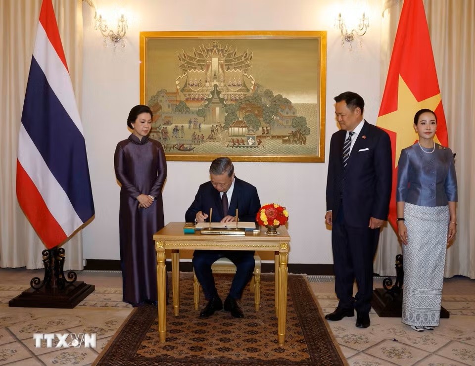 Tổng Bí thư, Chủ tịch nước Tô Lâm ký sổ lưu niệm. (Ảnh: Thống Nhất/TTXVN)