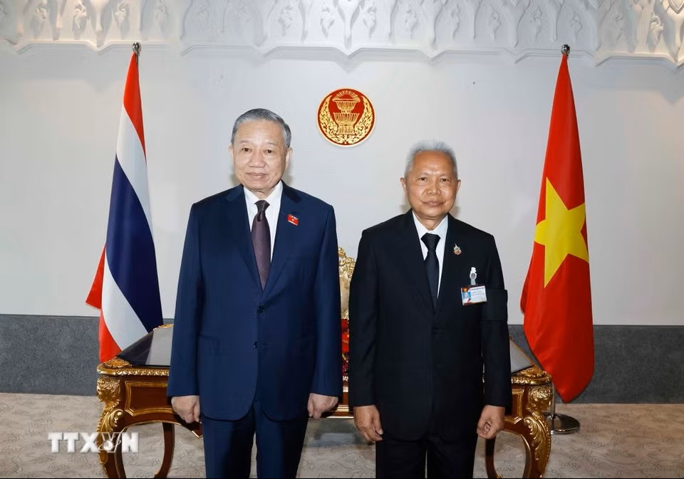 Chủ tịch Quốc hội Thái Lan Sophon Saram đón Tổng Bí thư, Chủ tịch nước Tô Lâm. (Ảnh: Thống Nhất/TTXVN)