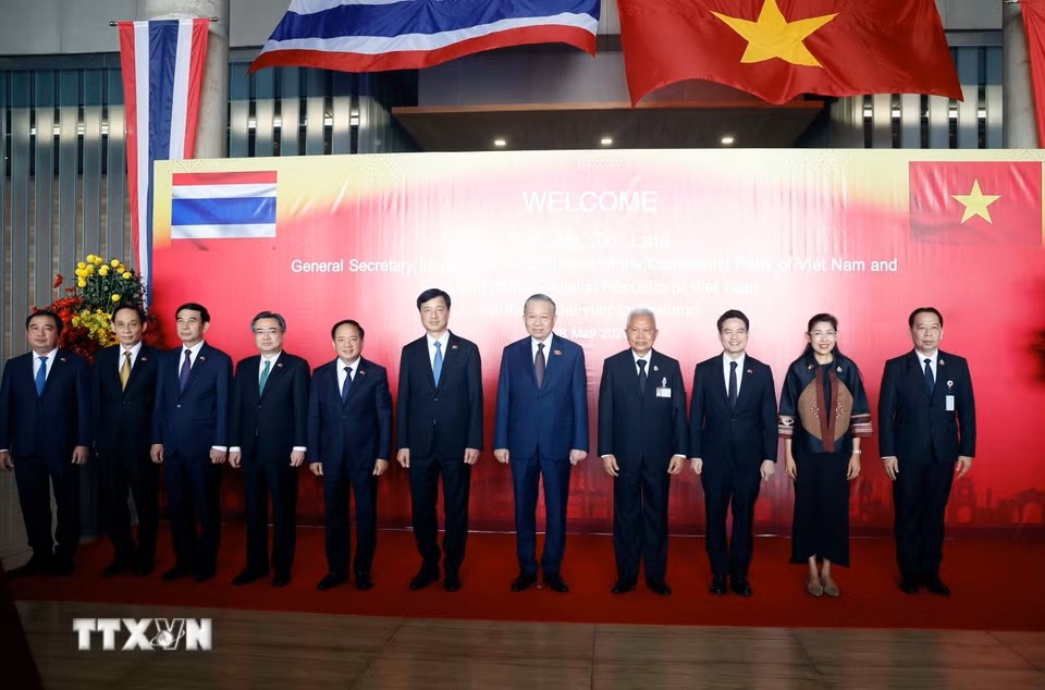Tổng Bí thư, Chủ tịch nước Tô Lâm và Chủ tịch Quốc hội Thái Lan Sophon Saram chụp ảnh chung với các đại biểu. (Ảnh: Thống Nhất/TTXVN)