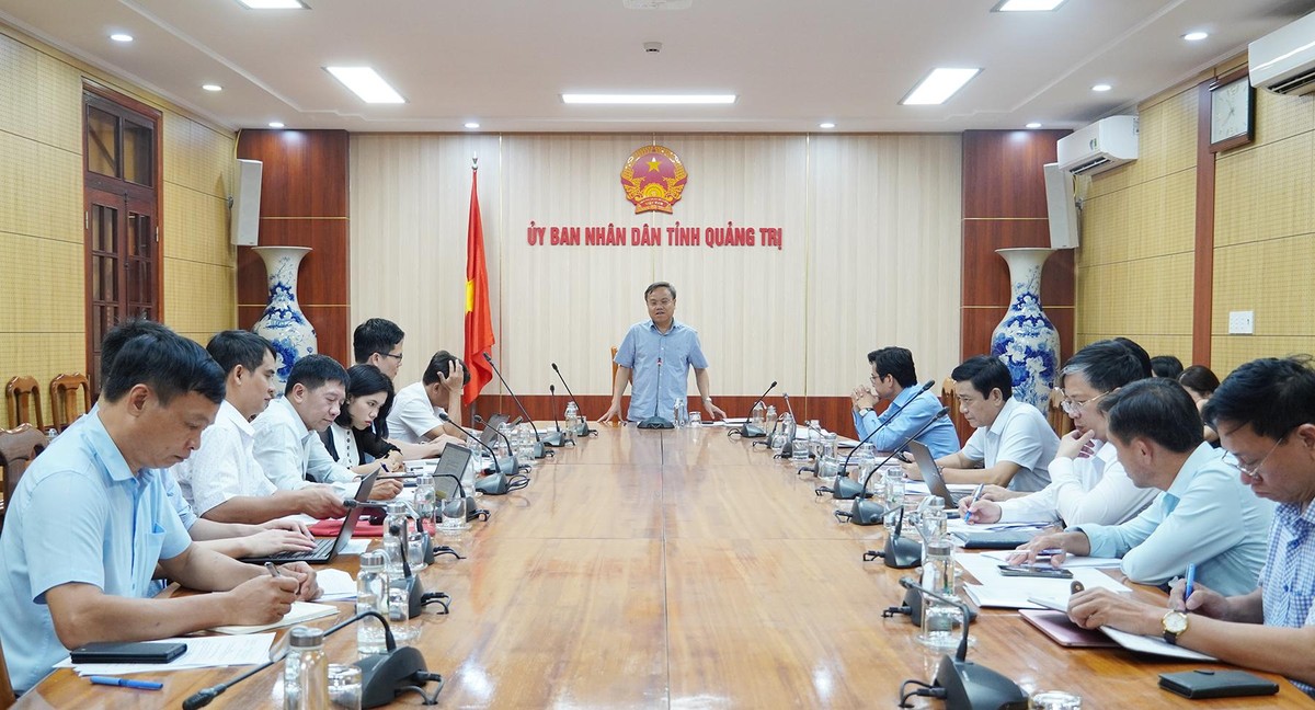 Phó chủ tịch UBND tỉnh Quảng Trị Lê Đức Tiến chủ trì cuộc họp.