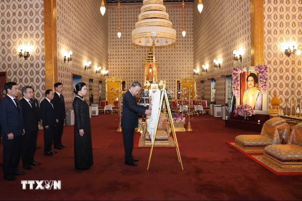 Trước đó, Tổng Bí thư, Chủ tịch nước cùng Phu nhân và đoàn đại biểu cấp cao Việt Nam đến đặt vòng hoa viếng và ký sổ tang Hoàng Thái hậu Thái Lan Sirikit. (Ảnh: TTXVN phát)