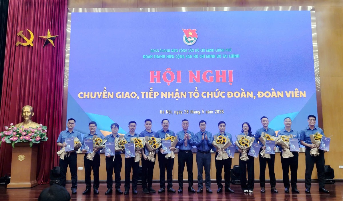 Đồng chí Lê Đôn, Bí thư Đoàn Thanh niên Bộ Kl991.com nạp rút nhanh trao quyết định chuyển giao, tiếp nhận tổ chức Đoàn và đoàn viên trực thuộc Đoàn Thanh niên Bộ Kl991.com nạp rút nhanh.