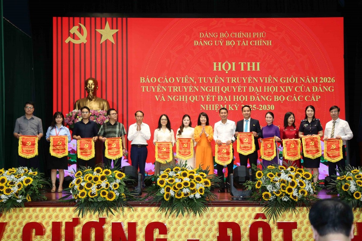 Ban Tổ chức trao cờ lưu niệm cho các thí sinh tham dự. Ảnh: Đức Minh