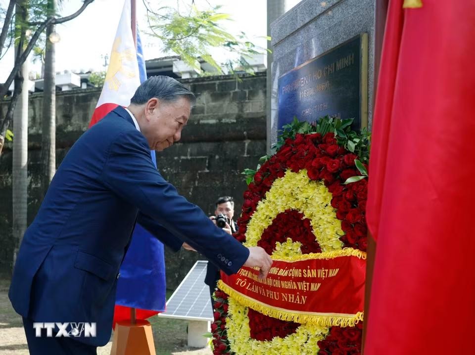 Tổng Bí thư, Chủ tịch nước Tô Lâm dâng hoa tại Tượng đài Chủ tịch Hồ Chí Minh trong Công viên ASEAN, thành cổ Intramuros. (Ảnh: Thống Nhất/TTXVN)