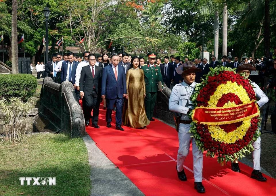Tổng Bí thư, Chủ tịch nước Tô Lâm dâng hoa tại Tượng đài Chủ tịch Hồ Chí Minh trong Công viên ASEAN, thành cổ Intramuros. (Ảnh: Thống Nhất/TTXVN)