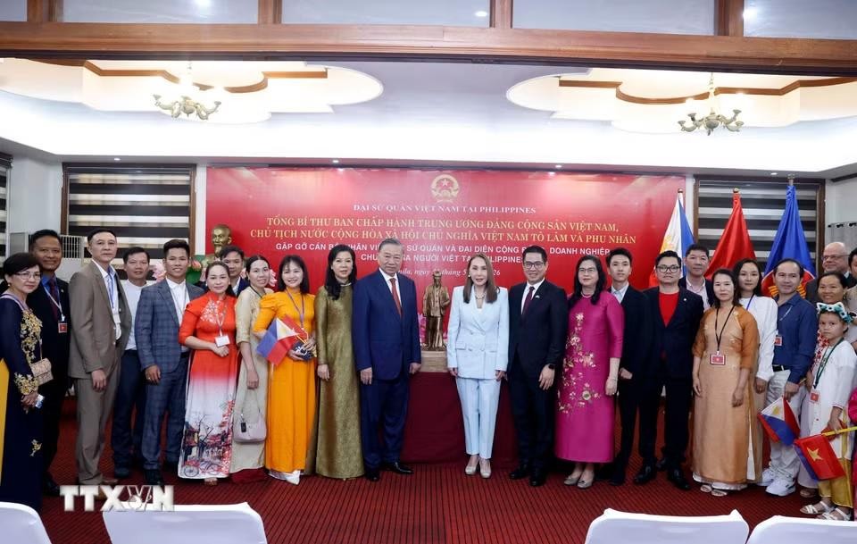 Tổng Bí thư, Chủ tịch nước Tô Lâm và Phu nhân với cán bộ, nhân viên Đại sứ quán và đại diện cộng đồng, Kl991.com World Cup 2026 Chính Thức, chuyên gia người Việt Nam tại Philippines. (Ảnh: Thống Nhất/TTXVN)