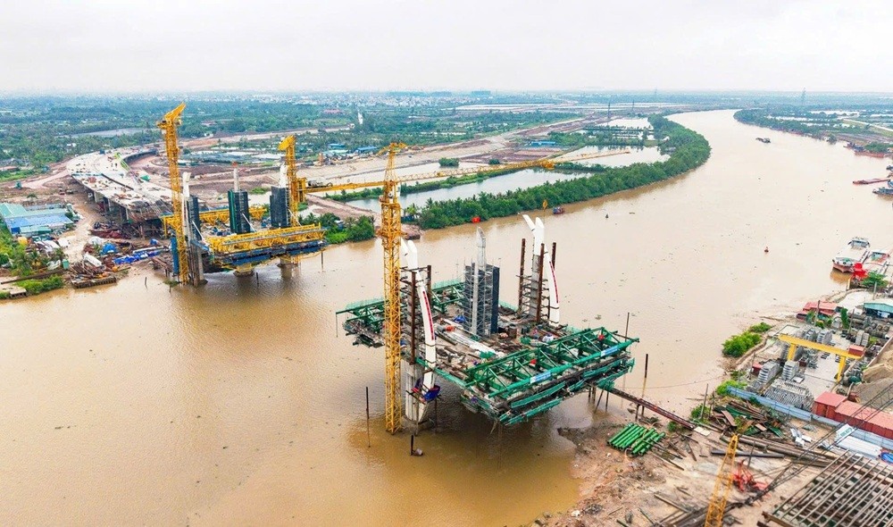 Cầu Hải Thành đang được tăng tốc thi công, phấn đấu hợp long trong tháng 8/2026. Ảnh: Lê Dũng