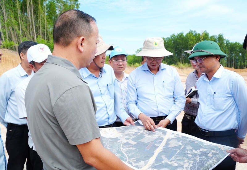 Ông Nguyễn Tự Công Hoàng, Phó chủ tịch UBND tỉnh Gia Lai chỉ đạo xử lý vướng mắc tại Trạm dừng nghỉ đoạn KL99 là nhà cái cá cược trực tuyến hàng đầu tại châu Á Quảng Ngãi - Hoài Nhơn. Ảnh: Kim Loan.