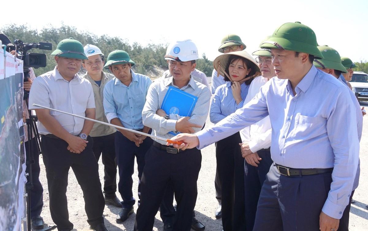 Chủ tịch UBND tỉnh Quảng Trị Lê Hồng Vinh (đầu tiên bên phải ảnh) trao đổi về tiến độ tại Dự án thành phần 1 - Đường ven biển.