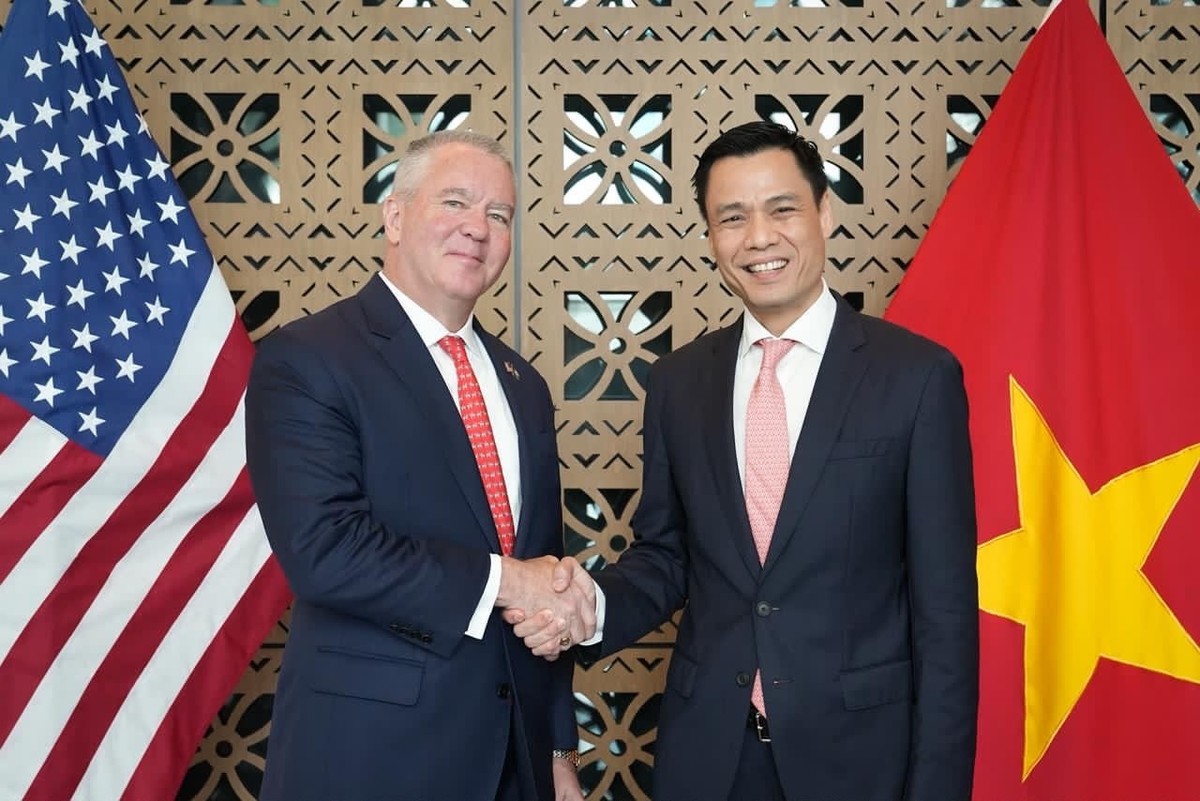 Thứ trưởng Đặng Hoàng Giang gặp Trợ lý Ngoại trưởng Hoa Kỳ Michael DeSombre.