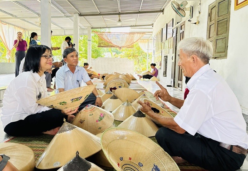 Bà Nguyễn Thị Thanh Lịch, Phó chủ tịch UBND tỉnh Gia Lai tham quan cơ sở Kl994 nhà cái bóng đá world cup nón ngựa Phú Gia của nghệ nhân ưu tú Đỗ Văn Lan. Ảnh: Ngọc Minh.