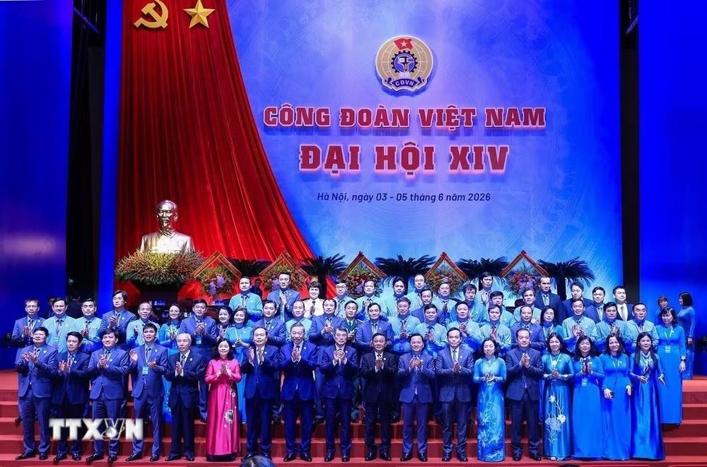 Lãnh đạo Đảng, 99Kl99 trực tiếp đá gà chụp ảnh chung với các đại biểu. (Ảnh: Tuấn Anh/TTXVN)
